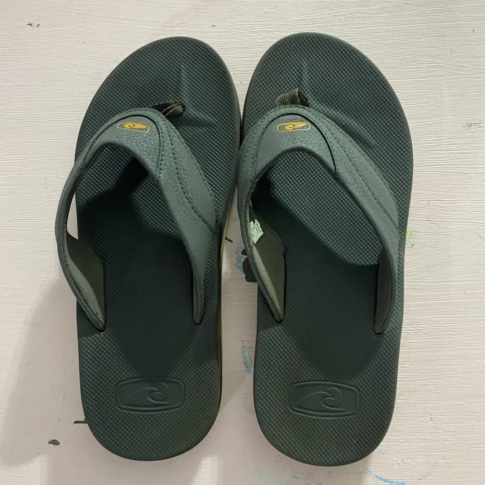 Men’s 9 Like New Hawaiian Performance Surfwear Flip Flops Dark Neutral Casual